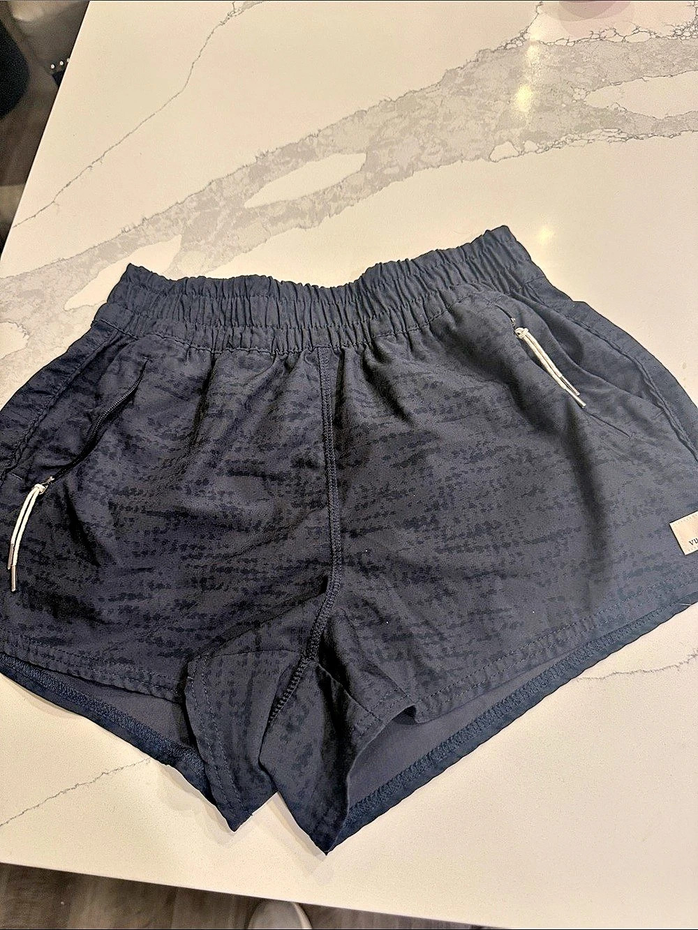 Vuori Dash Short women’s Athletic Shorts in black/blue